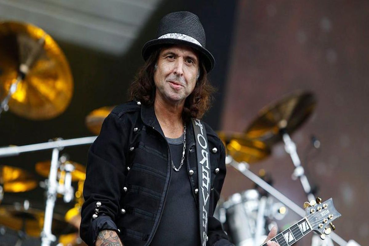 Motörhead Guitarist  dies at 64
