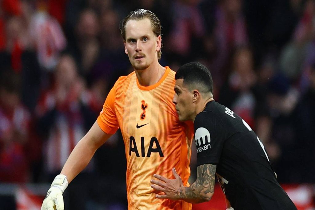 Tottenham Hotspur’s Crisis Deepens After Early Goalkeeper Substitution Antonin Kinsy on the field, illustrating Tottenham Hotspur’s crisis