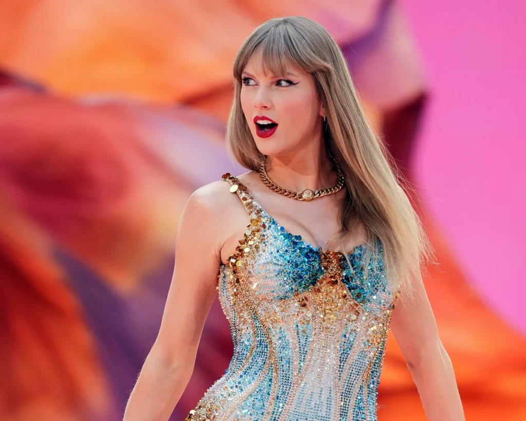 Taylor Swift on stage perfoming