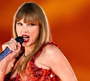 Taylor Swift Performing
