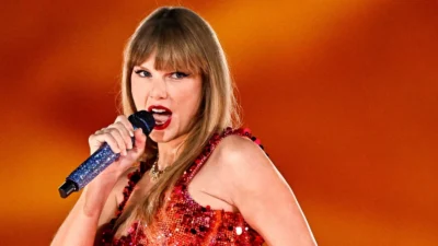 Taylor Swift Performing