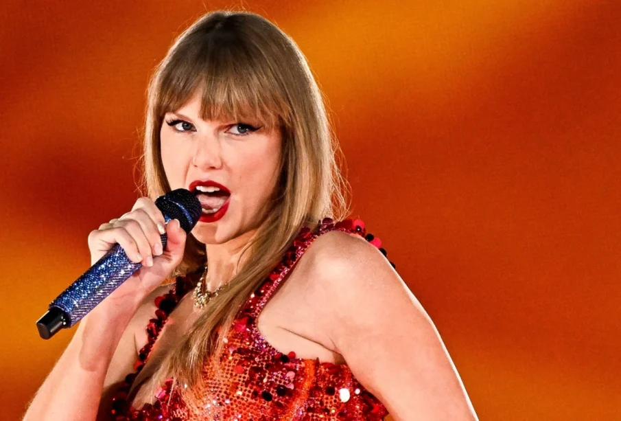 Taylor Swift Performing
