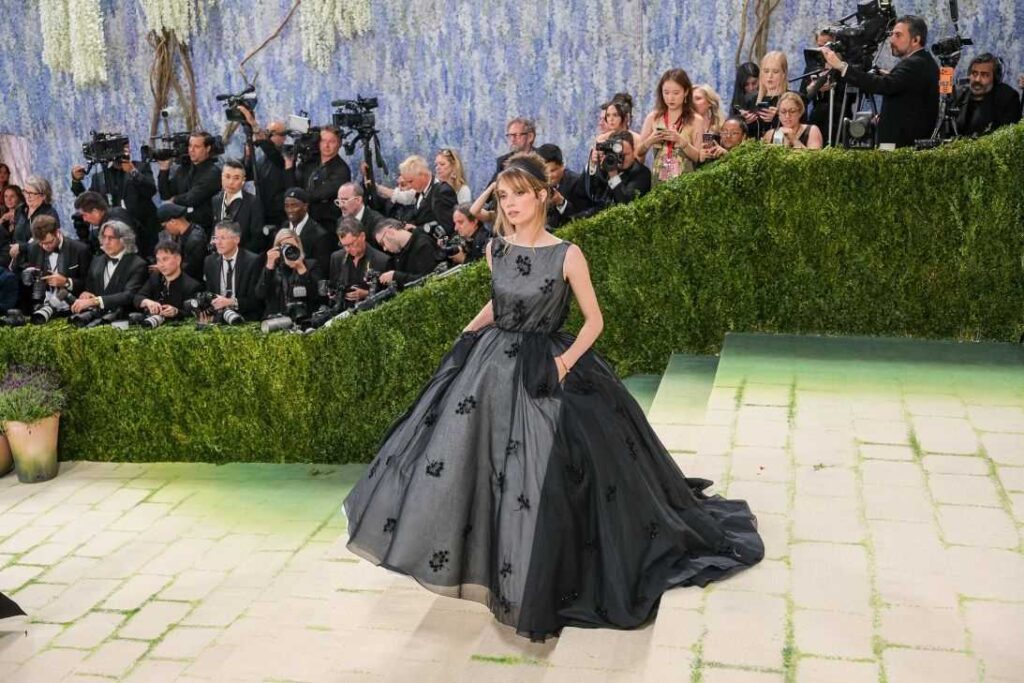Maya Hawke Stuns at Met Gala 2026 in Dior Ball Gown Maya Hawke stuns at the Met Gala 2026 in a breathtaking Dior ball gown, captivating fashion fans with her elegant red carpet appearance and style.