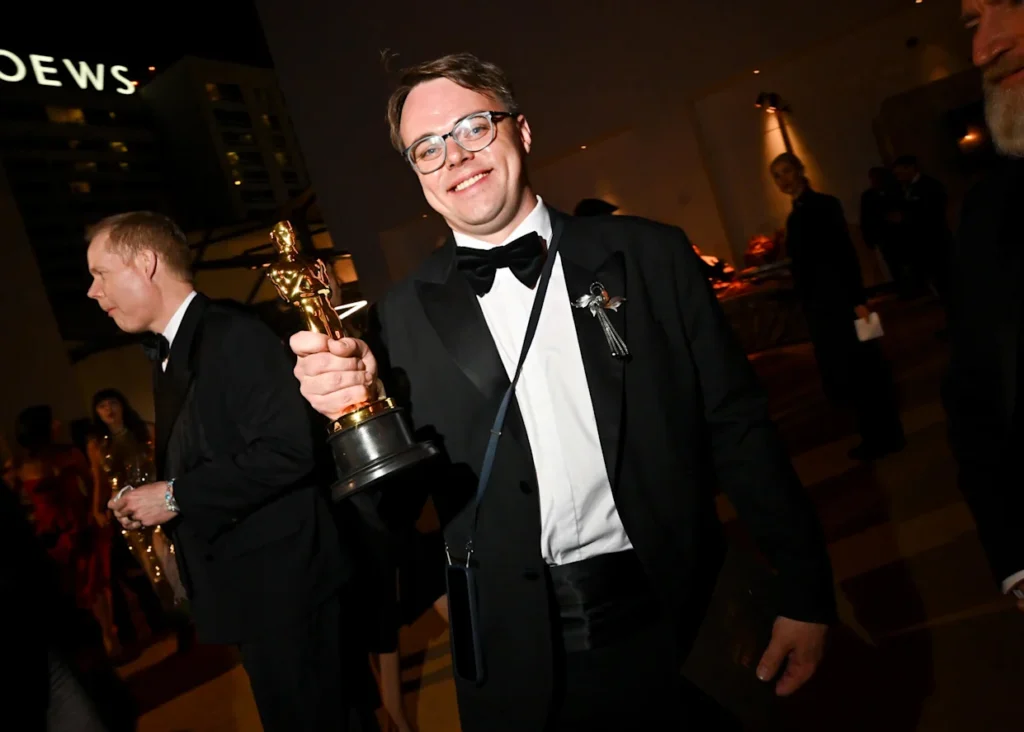 Missing Oscar Found After Airline Returns Statuette to Filmmaker Missing Oscar Found After Airline Returns Statuette to Filmmaker