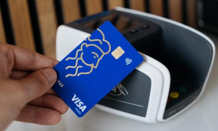 Visa Threats Report Shows AI-Powered Scams Are Becoming the Biggest Risk to Consumers Illustration showing cybercriminals using artificial intelligence to carry out online scams targeting consumers and digital payment systems.