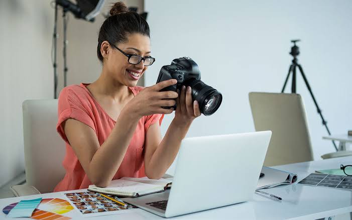 How to Build a Personal Brand on Social Media in Nigeria Young Nigerian content creator filming a social media video using a smartphone for personal branding on social media platforms.
