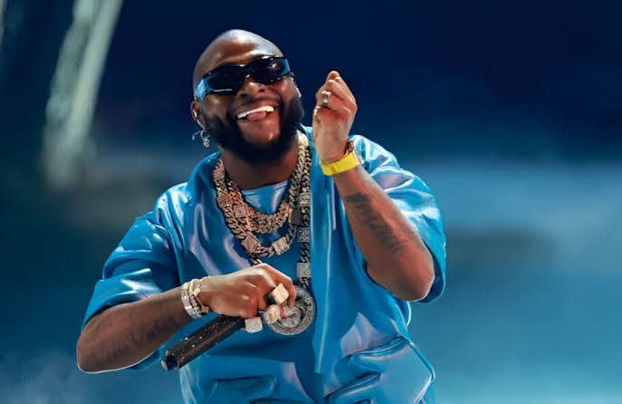 “Being a Celebrity Is Expensive, I Spend N400m Monthly” Says Davido Nigerian singer Davido speaking about spending N400 million monthly to maintain his celebrity lifestyle.